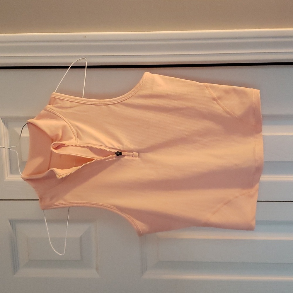Sleevless crop top
